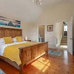 3 Bedroom Pet Friendly In The Heart Of Town Holiday home *