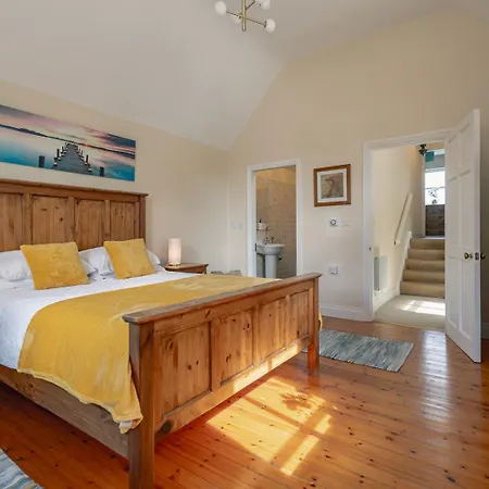 3 Bedroom Pet Friendly In The Heart Of Town Дом отдыха *