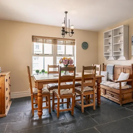 3 Bedroom Pet Friendly In The Heart Of Town * Кенмар