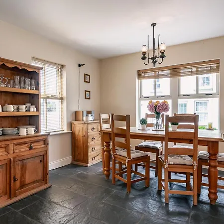 3 Bedroom Pet Friendly In The Heart Of Town Дом отдыха