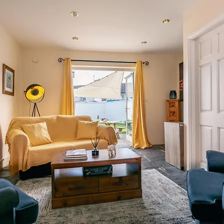 3 Bedroom Pet Friendly In The Heart Of Town *