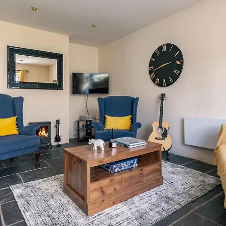 3 Bedroom Pet Friendly In The Heart Of Town