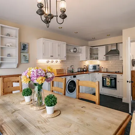 Holiday home 3 Bedroom Pet Friendly In The Heart Of Town