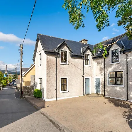 3 Bedroom Pet Friendly In The Heart Of Town Holiday home