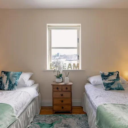 3 Bedroom Pet Friendly In The Heart Of Town Дом отдыха *