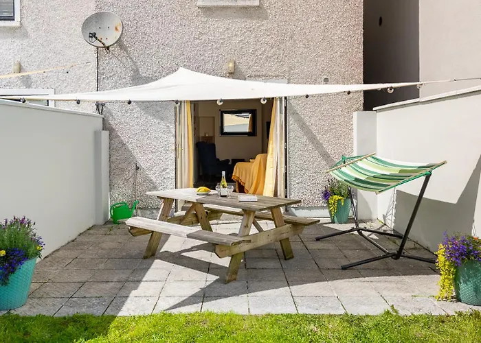 3 Bedroom Pet Friendly In The Heart Of Town *