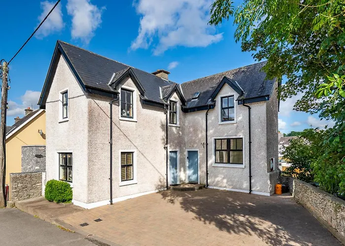 3 Bedroom Pet Friendly In The Heart Of Town