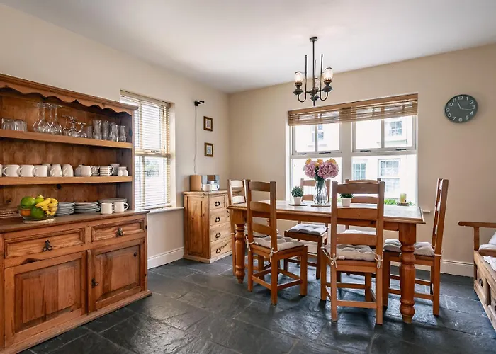 3 Bedroom Pet Friendly In The Heart Of Town Dom wakacyjny