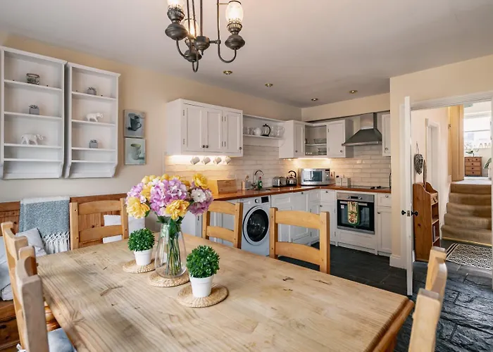 Dom wakacyjny 3 Bedroom Pet Friendly In The Heart Of Town